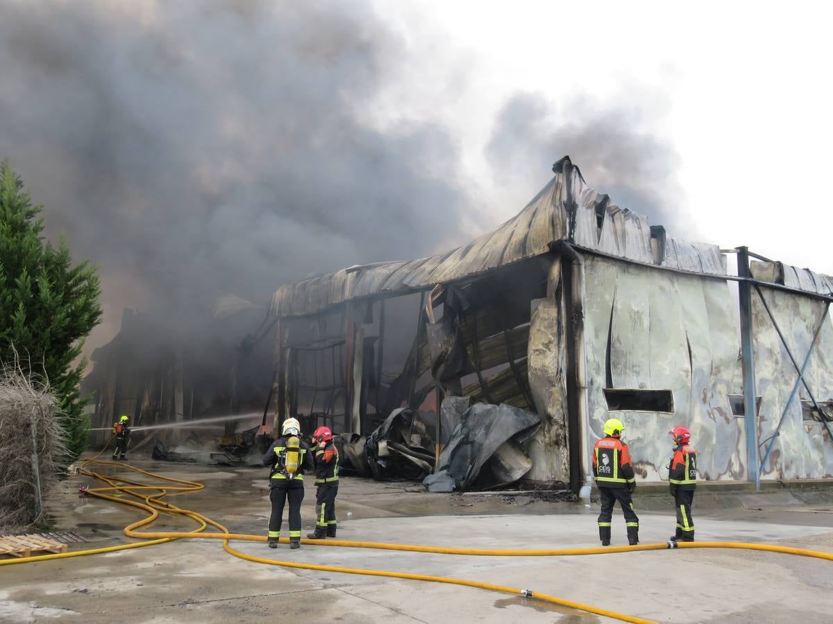 El fuego ha calcinado la nave anexa a la empresa