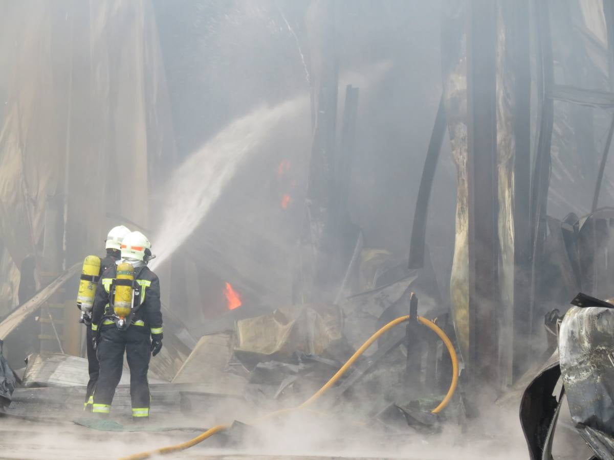 El fuego ha calcinado la nave anexa a la empresa