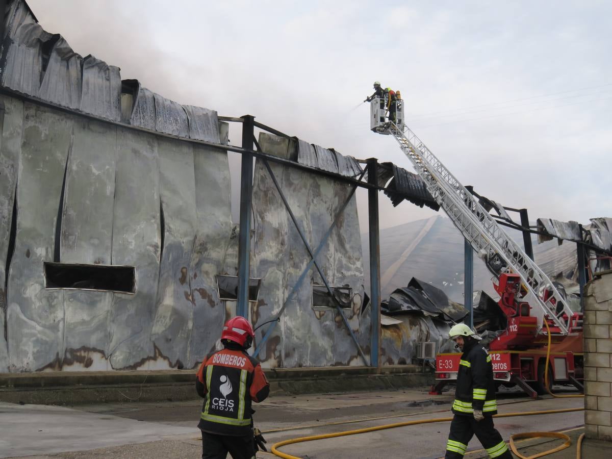 El fuego ha calcinado la nave anexa a la empresa