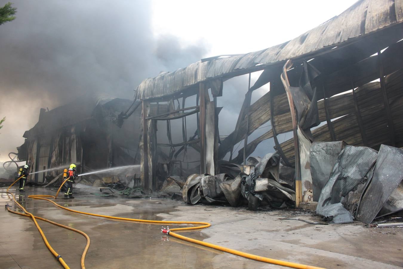 El fuego ha calcinado la nave anexa a la empresa