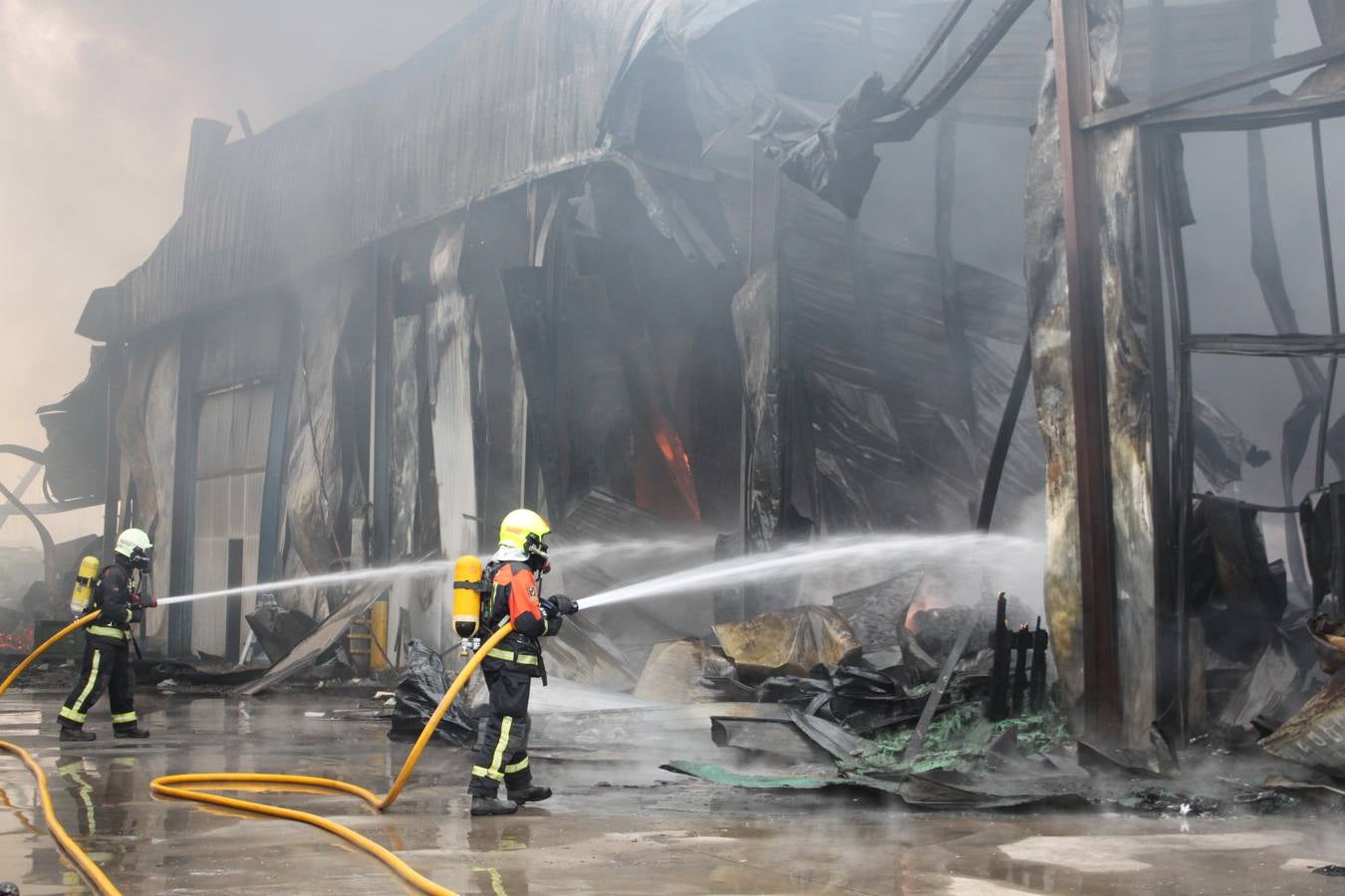 El fuego ha calcinado la nave anexa a la empresa