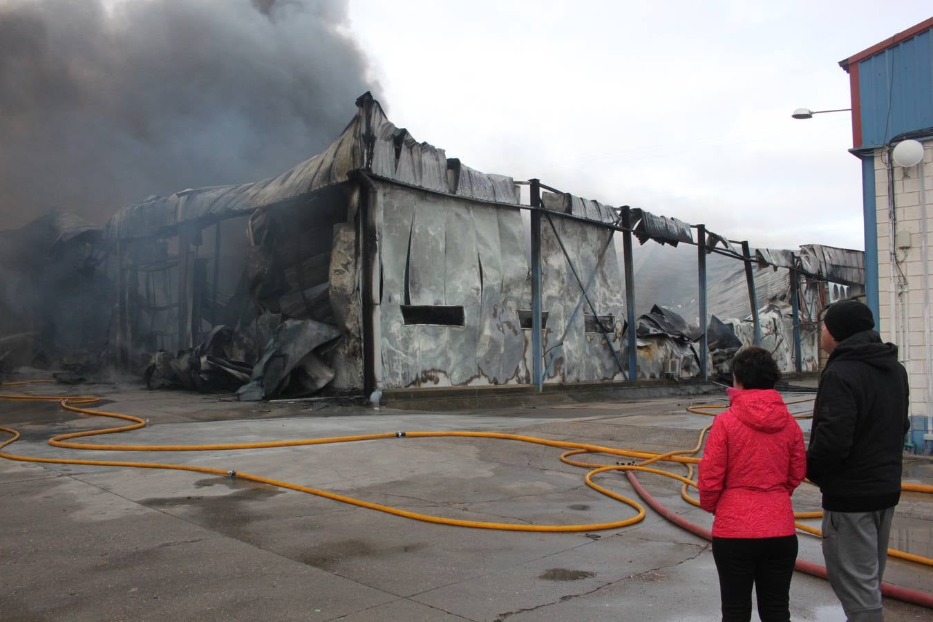 El fuego ha calcinado la nave anexa a la empresa