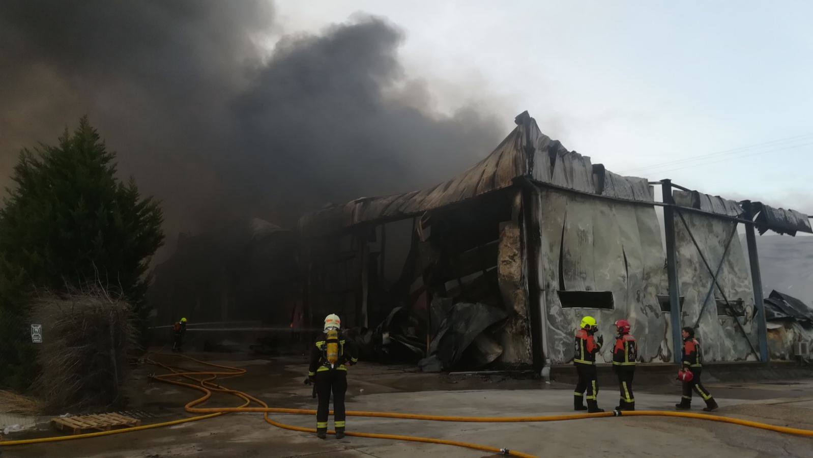 El fuego ha calcinado la nave anexa a la empresa