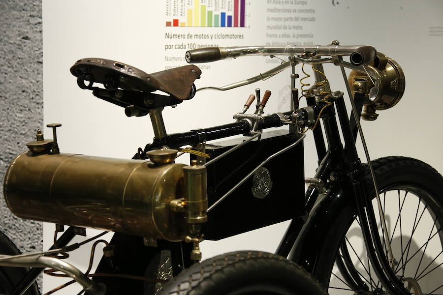 El Museo Nacional de Ciencia y Tecnología de España (MUNCYT) conjuga la astronomía y el mundo del motociclismo en 'Universo Moto', exposición de más de 90 piezas que abre sus puertas este sábado 23 de diciembre.