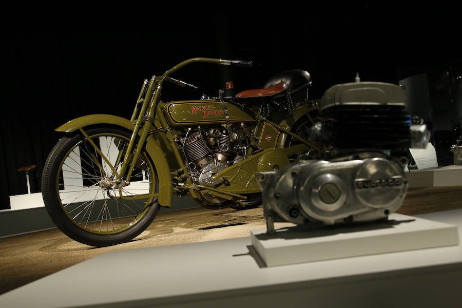 El Museo Nacional de Ciencia y Tecnología de España (MUNCYT) conjuga la astronomía y el mundo del motociclismo en 'Universo Moto', exposición de más de 90 piezas que abre sus puertas este sábado 23 de diciembre.