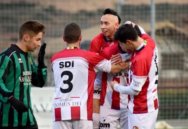 Los jugadores de la Sociedad Deportiva Logroñés celebran uno de sus goles de ayer en Navarrete. :: 
