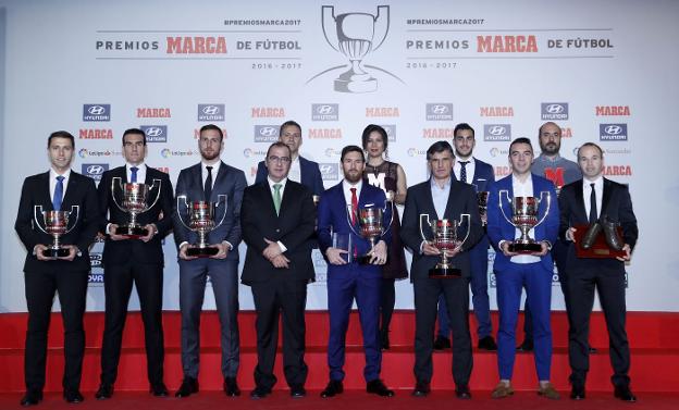 MESSI RECIBE LOS TROFEOS PICHICHI Y DI STÉFANO