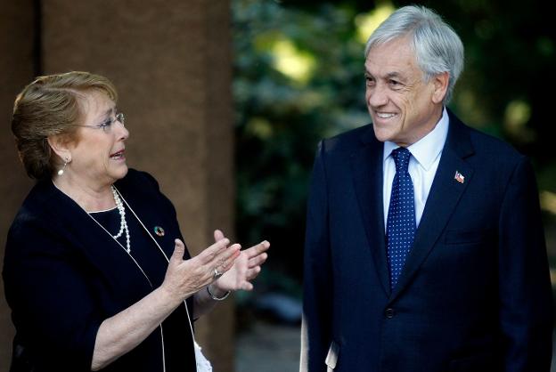 Por tercera vez. Michelle Bachelet y Sebastián Piñera protagonizarán el relevo en la presidencia. :: claudio reyes / Afp