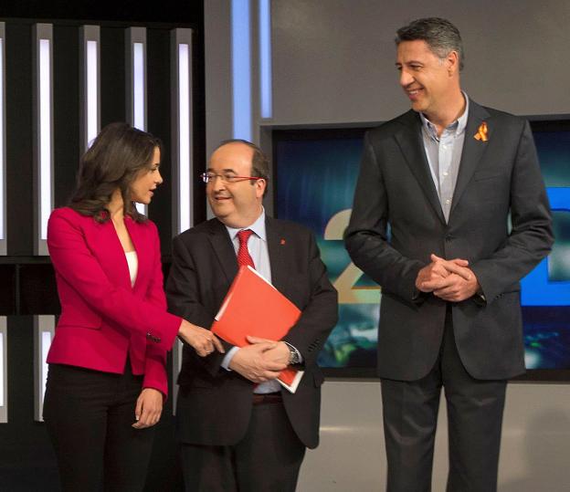 Arrimadas conversa con Iceta y Gacía Albiol en el primer debate de candidatos celebrado en TVE el 7 de diciembre. :: Quique García / efe