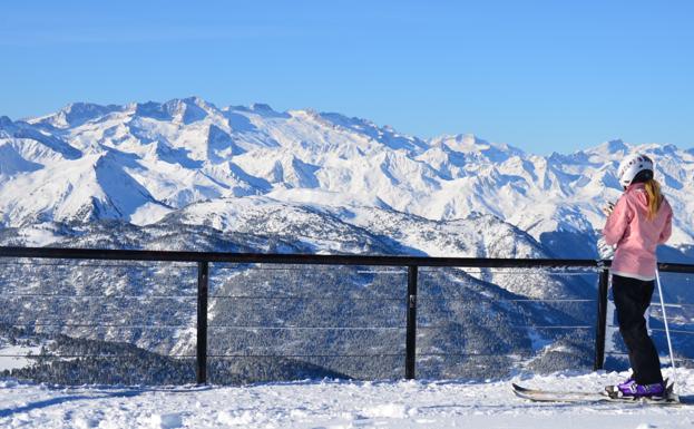 Una esquiadora observa las bonitas vistas de la estación catalana
