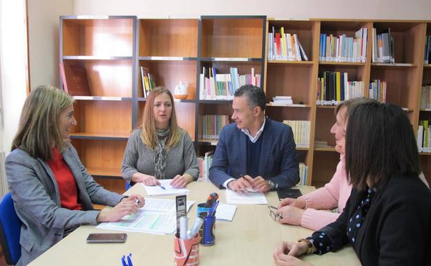 Reunión de Escobar con el Colegio de Trabajadores Sociales de La Rioja. 