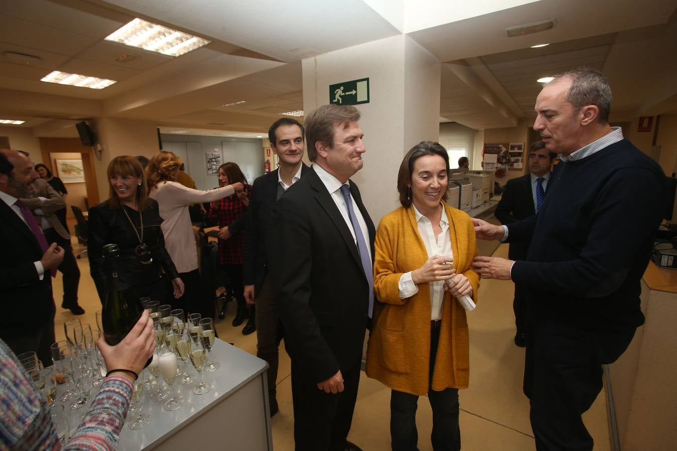 El presidente de La Rioja, José Ignacio Ceniceros, y la alcaldesa de Logroño, Cuca Gamarra, junto con miembros del ejecutivo regional y del Ayuntamiento, visitaron la multimedia de Diario LA RIOJA y TVR para celebrar el tradicional brindis madrileño.