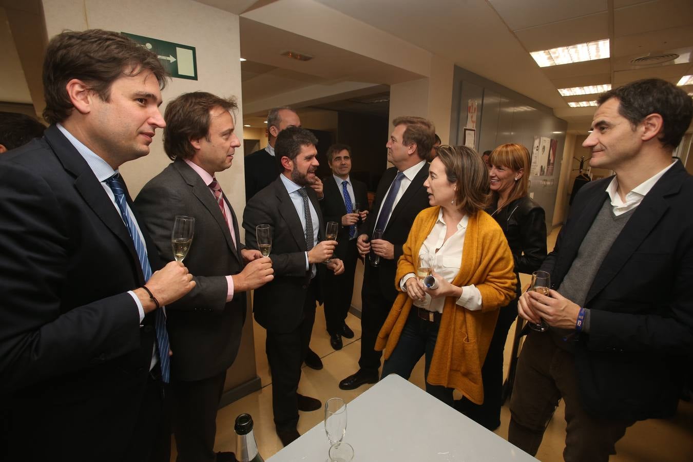 El presidente de La Rioja, José Ignacio Ceniceros, y la alcaldesa de Logroño, Cuca Gamarra, junto con miembros del ejecutivo regional y del Ayuntamiento, visitaron la multimedia de Diario LA RIOJA y TVR para celebrar el tradicional brindis madrileño.