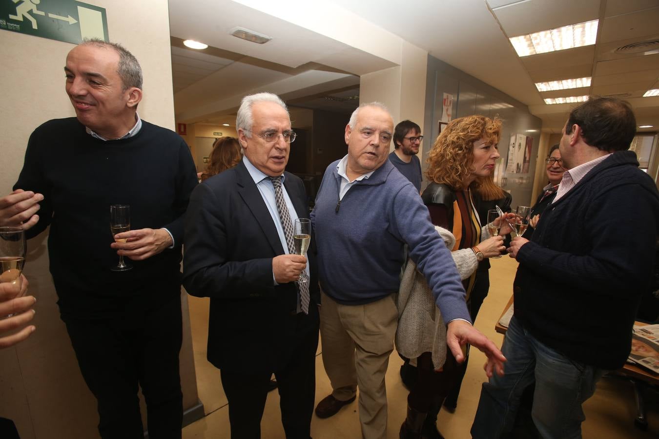 El presidente de La Rioja, José Ignacio Ceniceros, y la alcaldesa de Logroño, Cuca Gamarra, junto con miembros del ejecutivo regional y del Ayuntamiento, visitaron la multimedia de Diario LA RIOJA y TVR para celebrar el tradicional brindis madrileño.