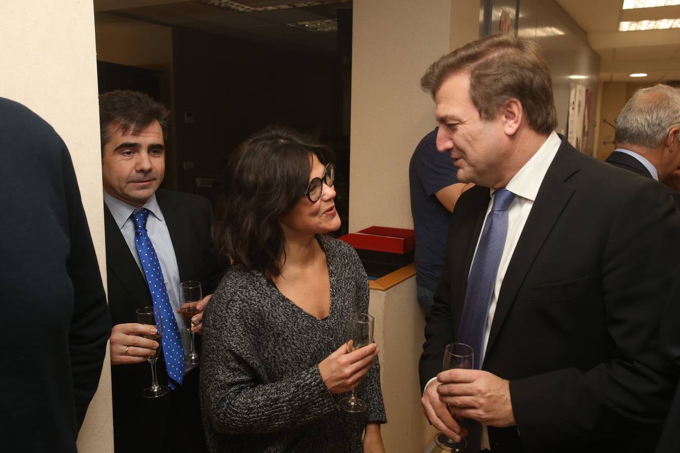 El presidente de La Rioja, José Ignacio Ceniceros, y la alcaldesa de Logroño, Cuca Gamarra, junto con miembros del ejecutivo regional y del Ayuntamiento, visitaron la multimedia de Diario LA RIOJA y TVR para celebrar el tradicional brindis madrileño.