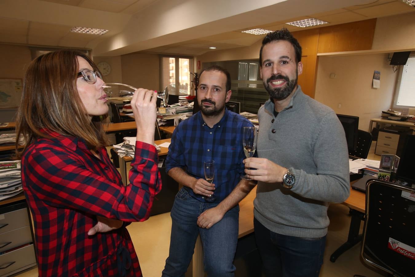 El presidente de La Rioja, José Ignacio Ceniceros, y la alcaldesa de Logroño, Cuca Gamarra, junto con miembros del ejecutivo regional y del Ayuntamiento, visitaron la multimedia de Diario LA RIOJA y TVR para celebrar el tradicional brindis madrileño.