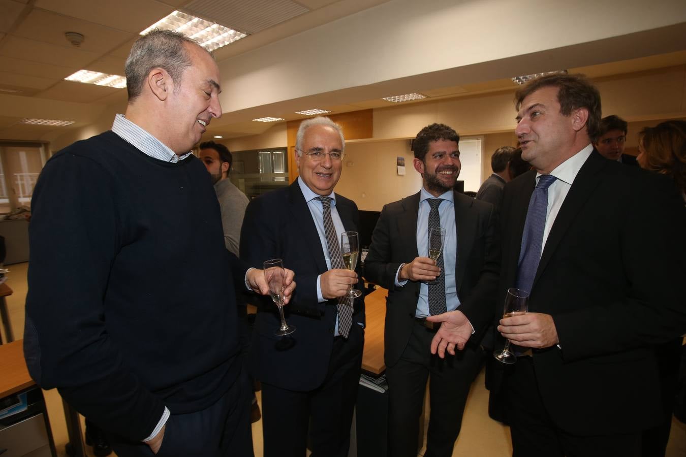 El presidente de La Rioja, José Ignacio Ceniceros, y la alcaldesa de Logroño, Cuca Gamarra, junto con miembros del ejecutivo regional y del Ayuntamiento, visitaron la multimedia de Diario LA RIOJA y TVR para celebrar el tradicional brindis madrileño.