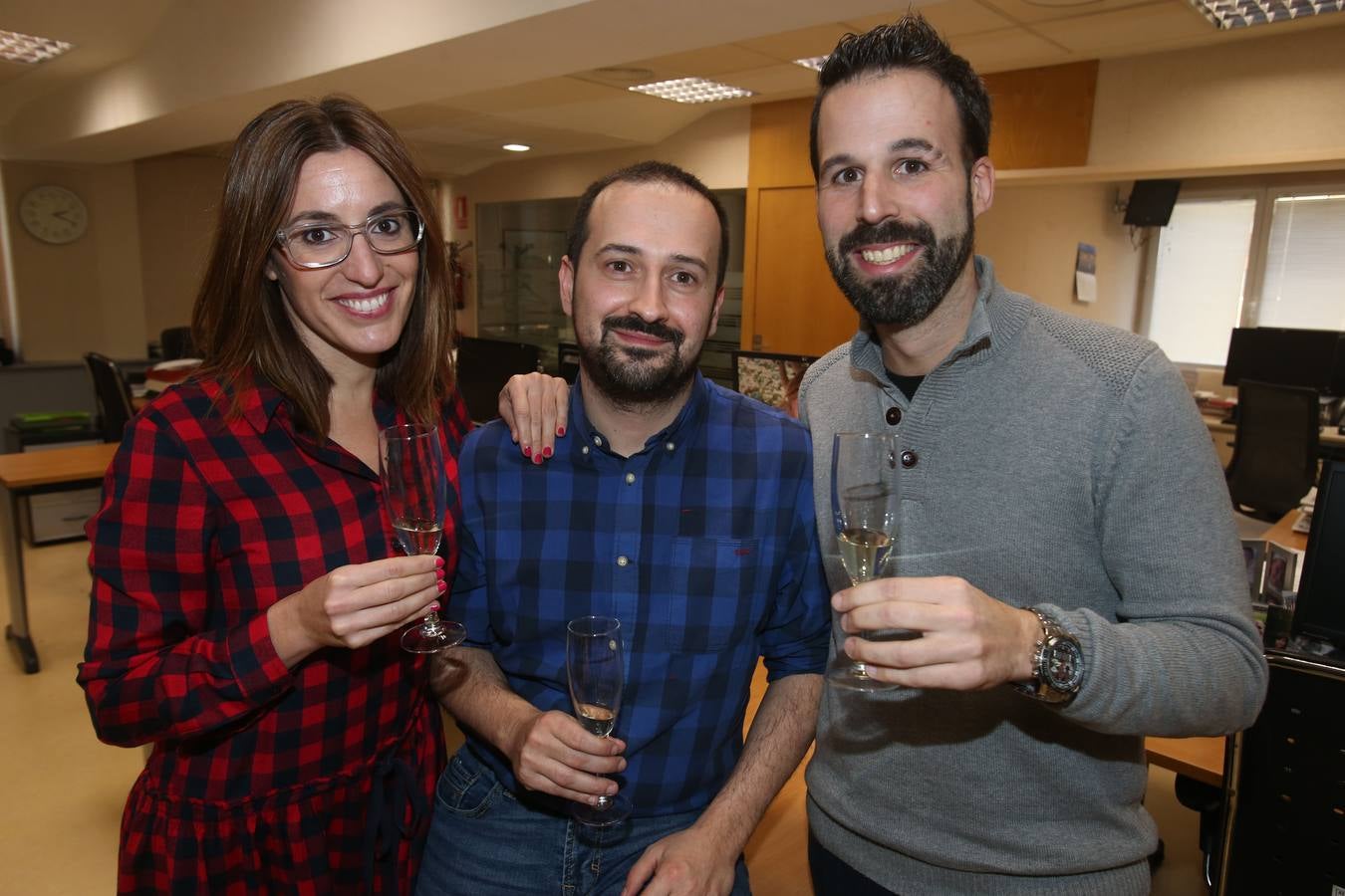 El presidente de La Rioja, José Ignacio Ceniceros, y la alcaldesa de Logroño, Cuca Gamarra, junto con miembros del ejecutivo regional y del Ayuntamiento, visitaron la multimedia de Diario LA RIOJA y TVR para celebrar el tradicional brindis madrileño.