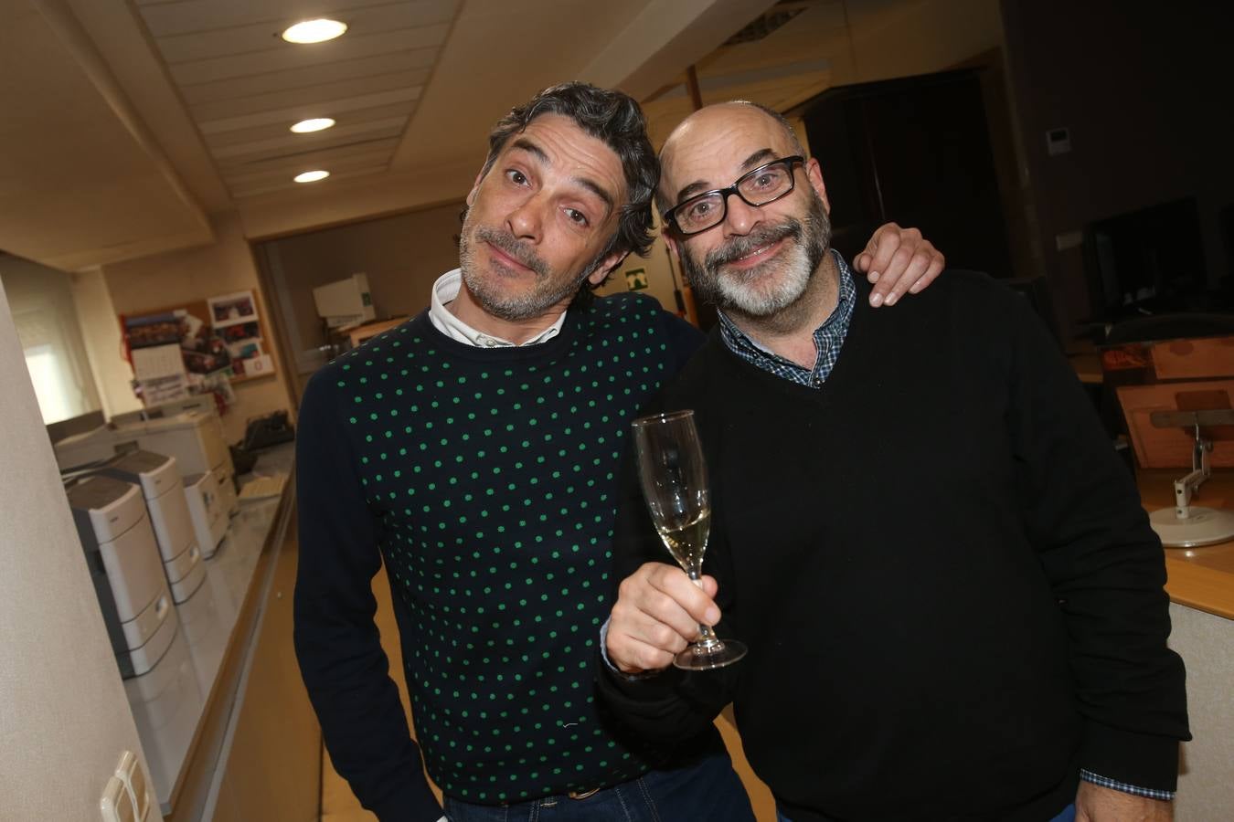 El presidente de La Rioja, José Ignacio Ceniceros, y la alcaldesa de Logroño, Cuca Gamarra, junto con miembros del ejecutivo regional y del Ayuntamiento, visitaron la multimedia de Diario LA RIOJA y TVR para celebrar el tradicional brindis madrileño.