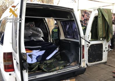 Imagen secundaria 1 - Redada en el mercadillo de Las Norias: seis detenidos por vender ropa falsificada