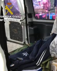 Imagen secundaria 2 - Redada en el mercadillo de Las Norias: seis detenidos por vender ropa falsificada