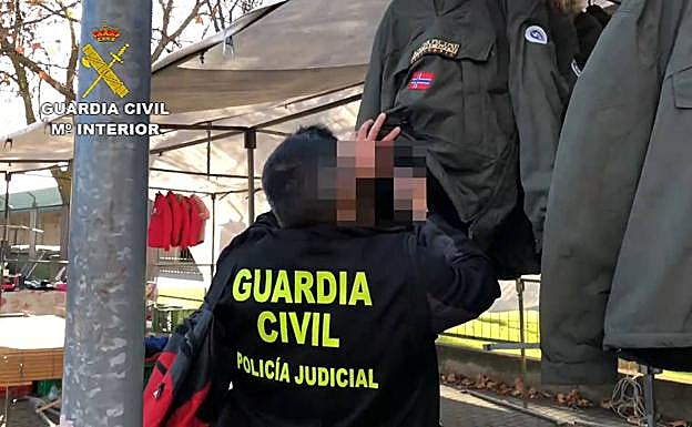 Imagen principal - Redada en el mercadillo de Las Norias: seis detenidos por vender ropa falsificada