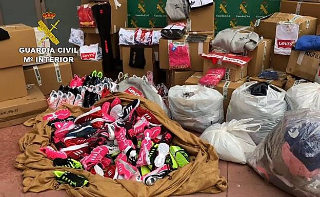 Imagen principal - Redada en el mercadillo de Las Norias: seis detenidos por vender ropa falsificada