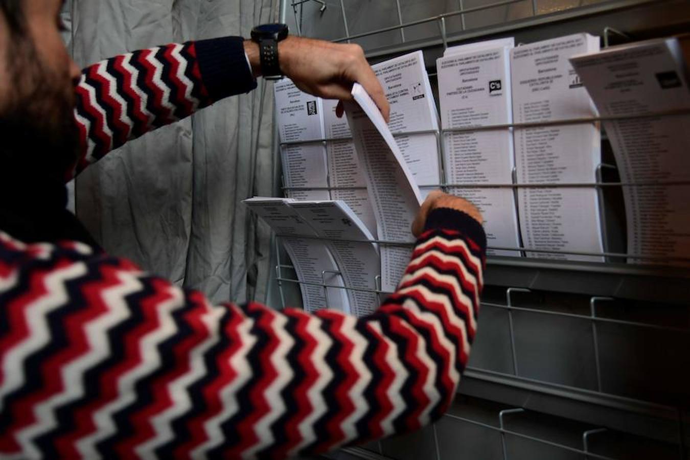 Normalidad en los colegios de Cataluña durante las primeras horas de lla jornada electoral.