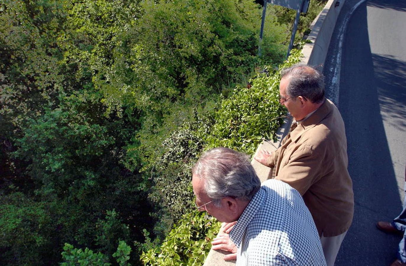 Un compañero. Un amigo. Siempre con la grabadora en la mano y buen conocedor de la calle y sus vecinos. Conocía los nombres, nombres, apellidos, motes y direcciones de todos. Se nos va un referente del periodismo de calle, del periodismo de verdad, del periodismo de tocar, de roce y de emoción. Te queremos Emilio. 