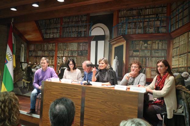 Los ponentes de la mesa redonda en la Sala Faro. :: 