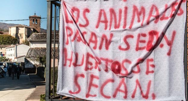 Una pancarta en Ojacastro contra la falta de agua, 'Los animales pasan sed y los huertos se secan'. :: 