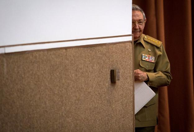 Raúl Castro preparándose para pronunciar su discurso. :: afp