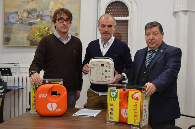 Rubén Jiménez, Alberto Caro y Jesús Hurtado muestran varios de los desfibriladores nuevos. :: 