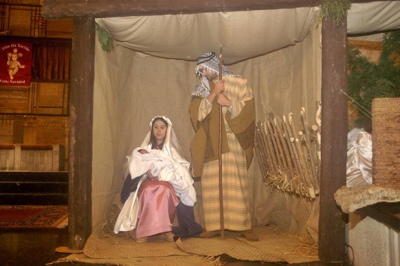 Emoción y alegría a partes iguales en la iglesia de Cenicero donde se revivió el belén viviente de la ciudad. Los participantes, grandes y pequeños, además de los familiares disfrutaron de una jornada en la que se avivó el sentimiento navideño y la tradición religiosa.