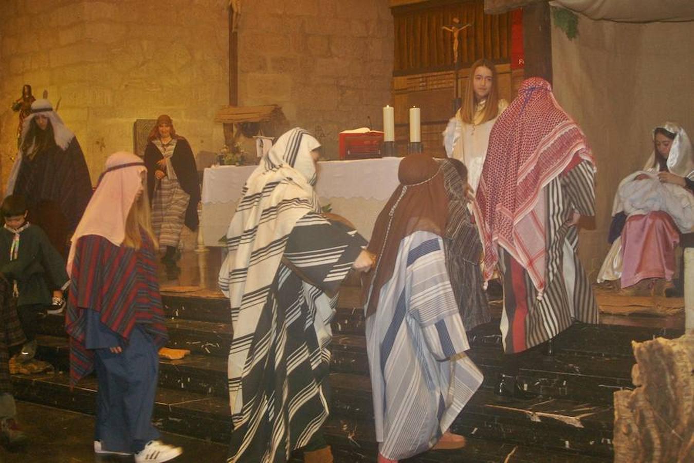 Emoción y alegría a partes iguales en la iglesia de Cenicero donde se revivió el belén viviente de la ciudad. Los participantes, grandes y pequeños, además de los familiares disfrutaron de una jornada en la que se avivó el sentimiento navideño y la tradición religiosa.