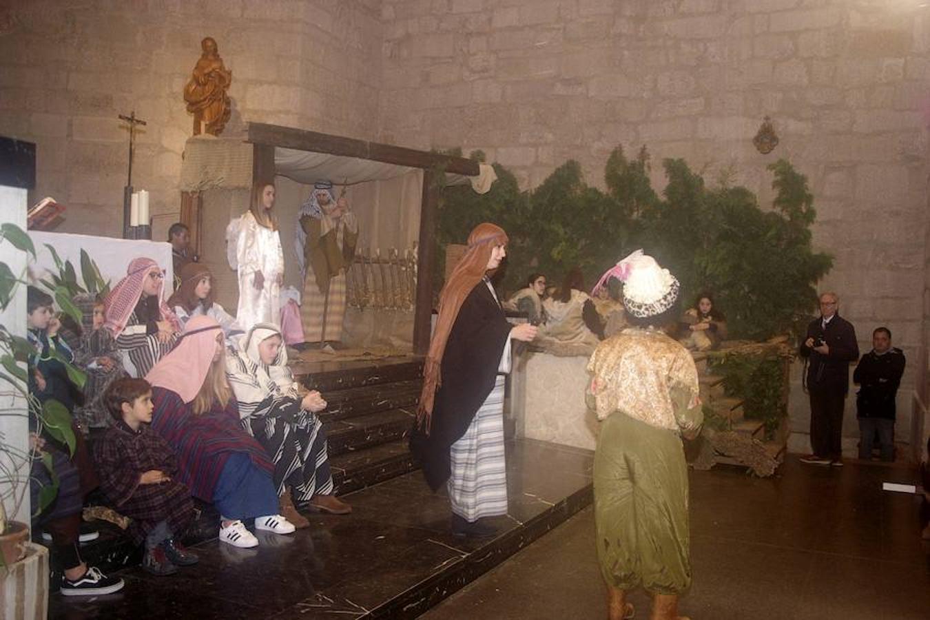 Emoción y alegría a partes iguales en la iglesia de Cenicero donde se revivió el belén viviente de la ciudad. Los participantes, grandes y pequeños, además de los familiares disfrutaron de una jornada en la que se avivó el sentimiento navideño y la tradición religiosa.