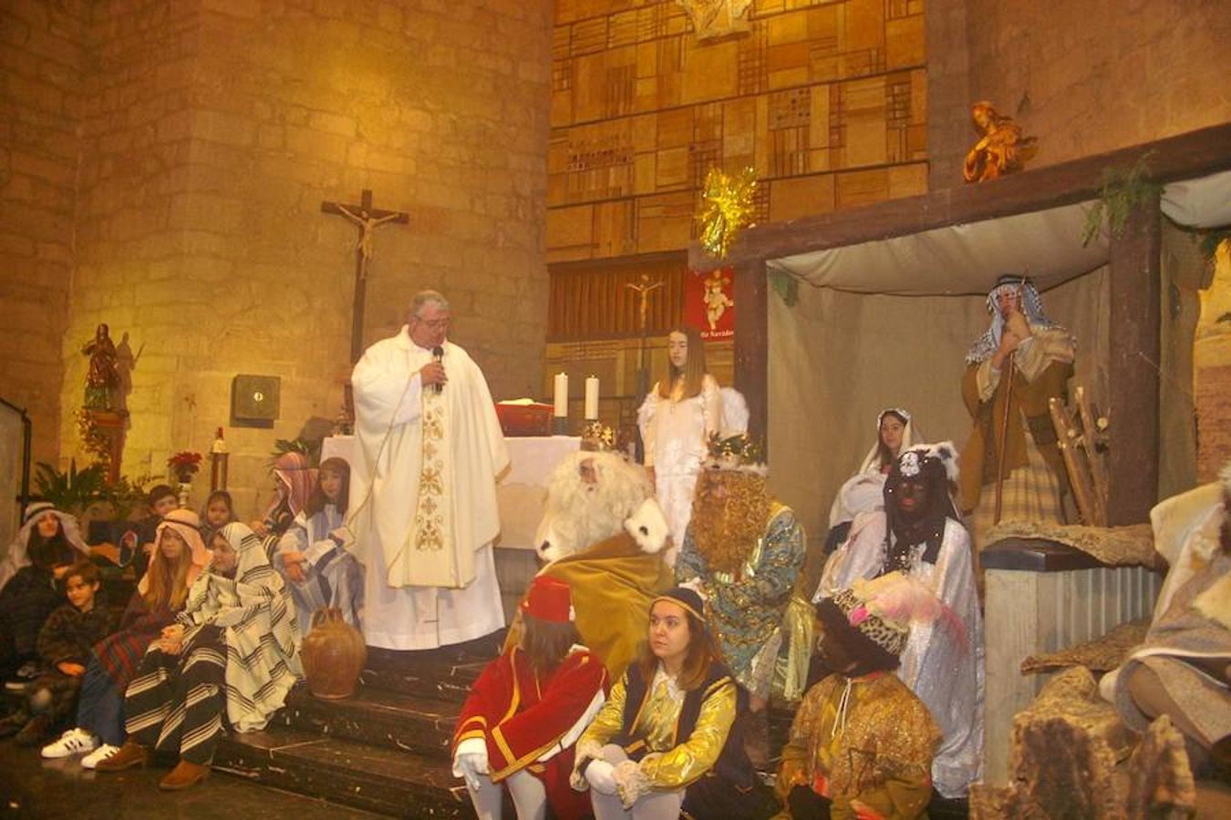 Emoción y alegría a partes iguales en la iglesia de Cenicero donde se revivió el belén viviente de la ciudad. Los participantes, grandes y pequeños, además de los familiares disfrutaron de una jornada en la que se avivó el sentimiento navideño y la tradición religiosa.