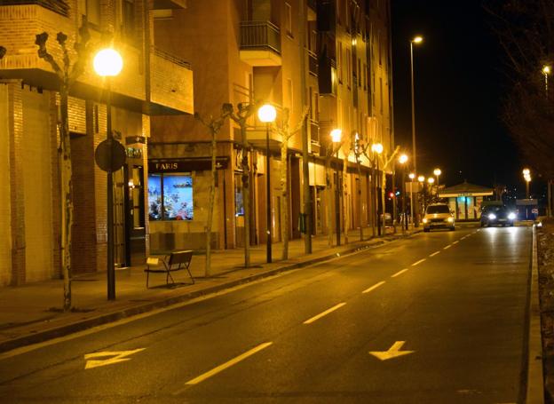 Iluminación nocturna en la calle Carmen Medrano de Logroño. ::