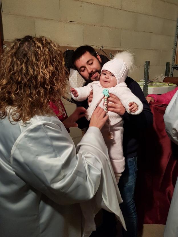 Ana (Virgen María) y Pablo (San José) vistiendo a Iara (Niño Jesús). :: m.f.