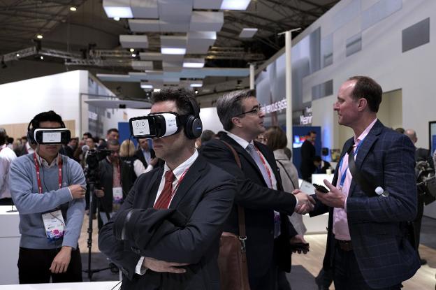 Varios asistentes al último congreso mundial de telefonía (MWC) prueban el uso de gafas de realidad virtual para su trabajo. :: martin benet
