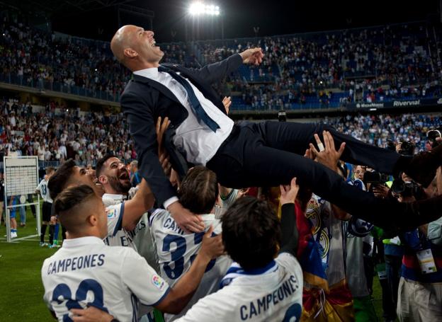 Los futbolistas del Real Madrid mantean a Zinedine Zidane tras conquistar la Liga. :: SERGIO CAMACHO / efe