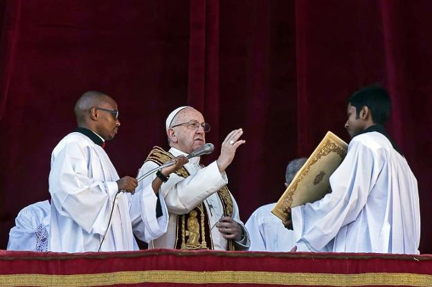 El Papa, ayer dando la bendición 'Urbi et Orbi' en la plaza de San Pedro del Vaticano. :: A. Carconi / efe