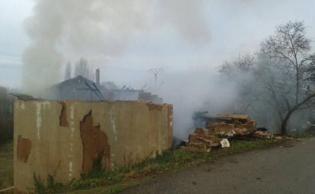 El incendio ha provocado el desplome del edificio.