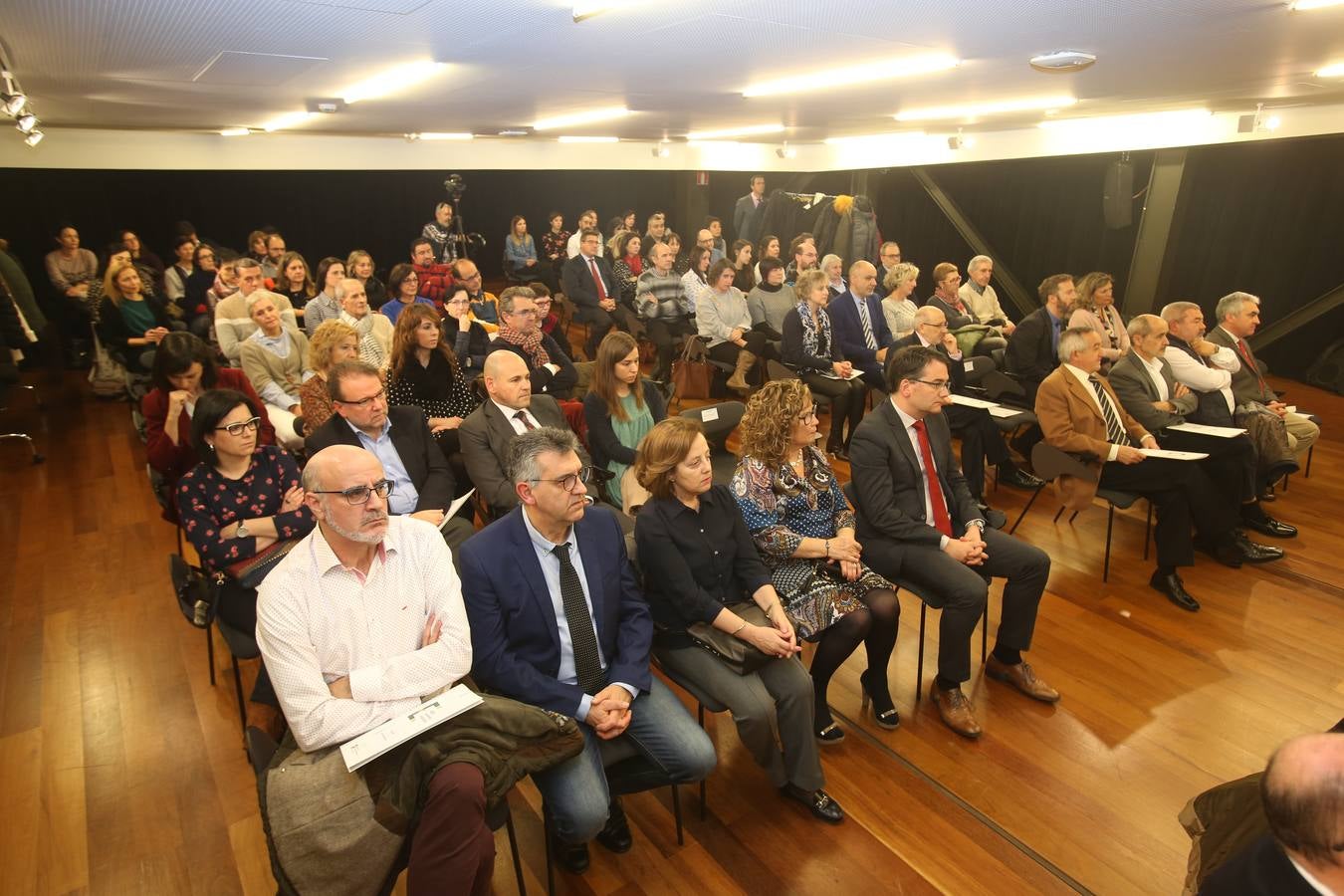 Premiados y amigos de los premiados siguieron la entrega de galardones realizada en La Fombera.