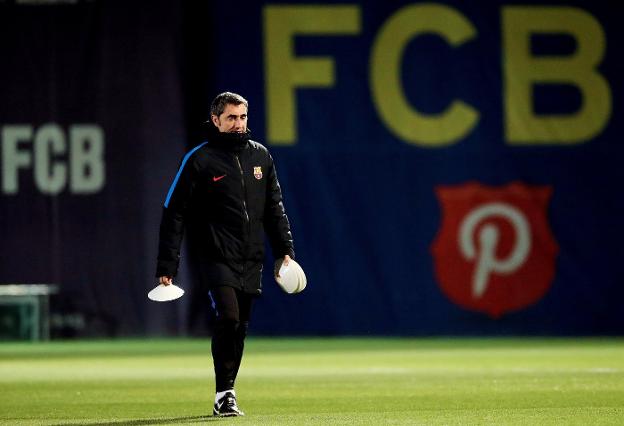 Ernesto Valverde, entrenador del Barcelona, durante uno de los entrenamientos dirigidos en Sant Joan D'Espí. :: ALEJANDRO GARCÍA / efe
