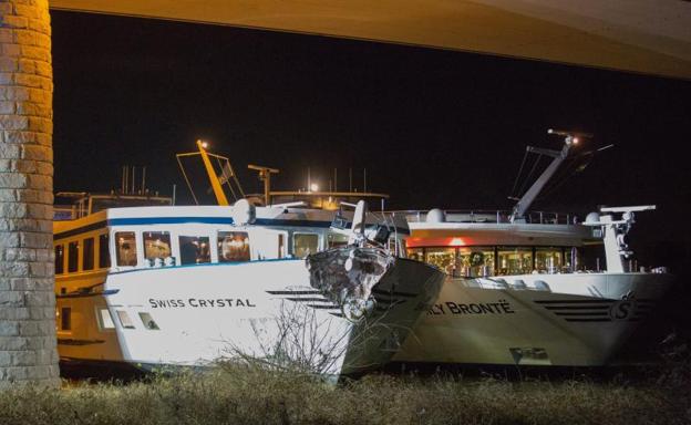 Estado de la proa del barco tras el impacto.