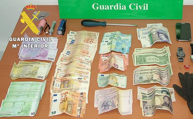 Dinero de diferentes países intervenido por la Guardia Civil. 