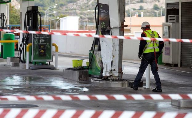 Estado en que ha quedado el surtidor de la gasolinera de Benicàssim contra el que chocó el pasado sábado el coche en el que viajaban la chica de 20 años y su expareja, de 29.