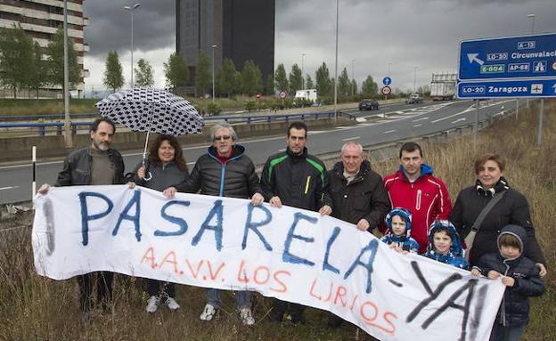 Los vecinos de Los Lirios llevan muchos años reivindicando una pasarela par cruzar la Circunvalación. 