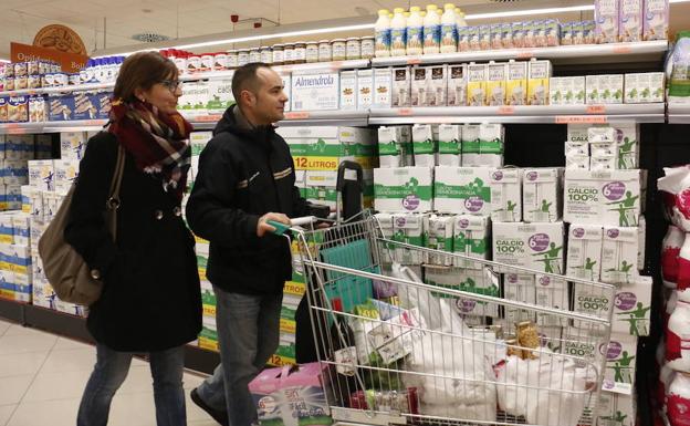 Dos personas compran en un supermercado.